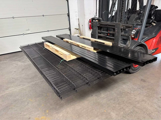 Europees fabrikaat 2d 6/5/6mm dubbelstaafmat partij omheining met palen en bevestigingen - afbeelding 2 van  11