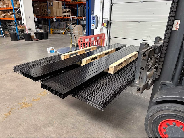 Europees fabrikaat 2d 6/5/6mm dubbelstaafmat partij omheining met palen en bevestigingen - afbeelding 6 van  11