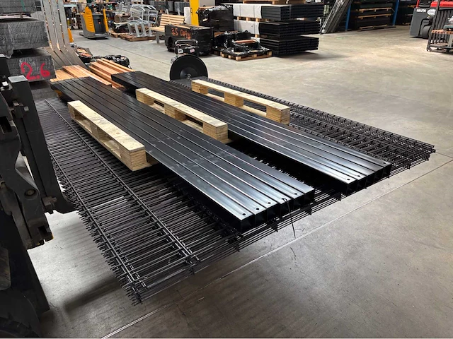 Europees fabrikaat 2d 6/5/6mm dubbelstaafmat partij omheining met palen en bevestigingen - afbeelding 7 van  11