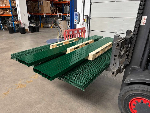 Europees fabrikaat 2d 6/5/6mm dubbelstaafmat partij omheining met palen en bevestigingen - afbeelding 10 van  11