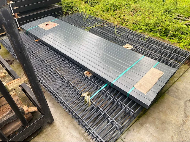 Europees fabrikaat 2d 6/5/6mm dubbelstaafmat partij omheining met palen en bevestigingen - afbeelding 1 van  8