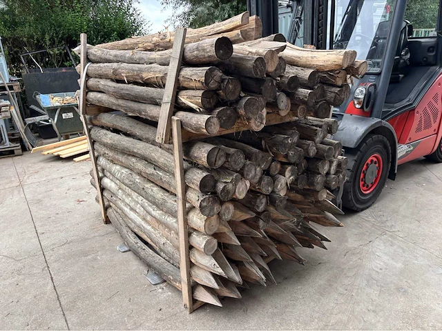 Europees fabrikaat 8-10cm partij hardhouten palen - afbeelding 1 van  4