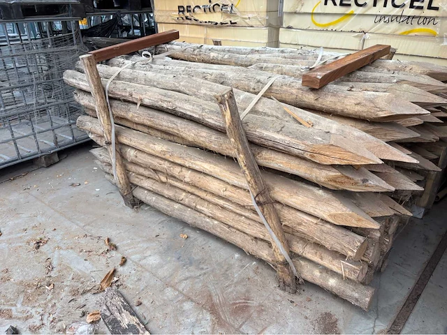 Europees fabrikaat 8-10cm partij hardhouten palen - afbeelding 1 van  3