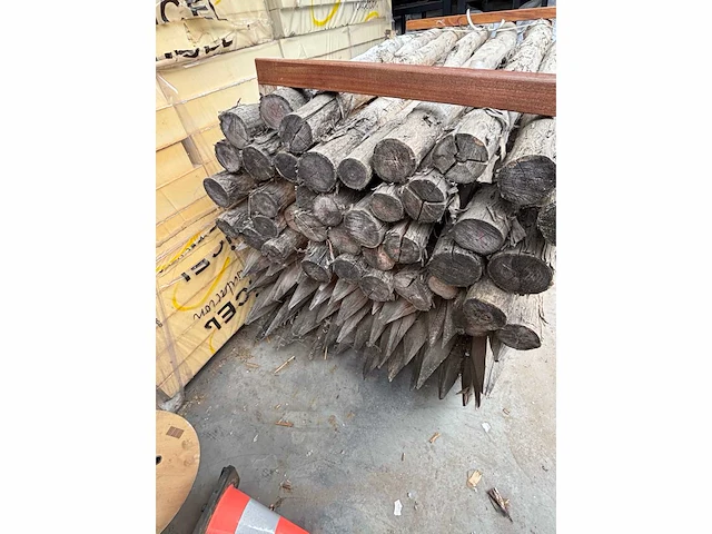 Europees fabrikaat 8-10cm partij hardhouten palen - afbeelding 3 van  3