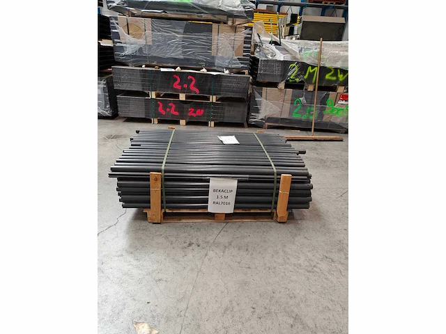 Europees fabrikaat clippaal lot tuinpalen - afbeelding 1 van  4
