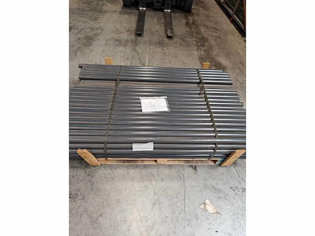 Europees fabrikaat clippaal lot tuinpalen - afbeelding 1 van  3