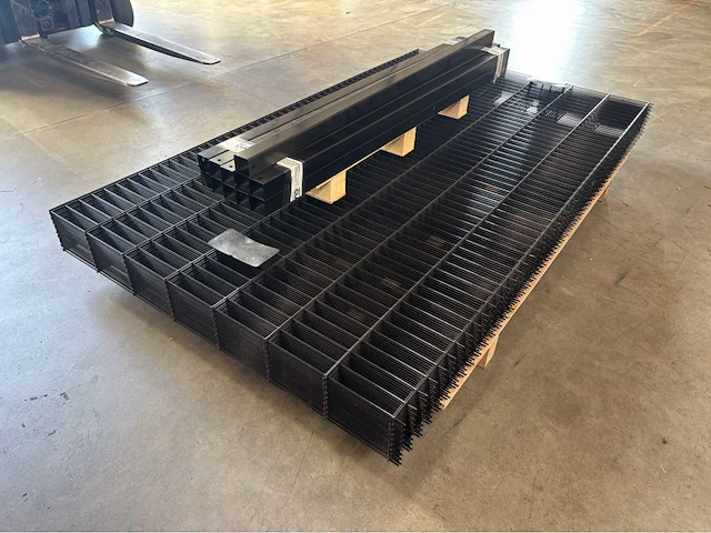 Europees fabrikaat dubbelstaafmat 6/5/6mm lot panelen met palen en bevestigingen - afbeelding 6 van  11