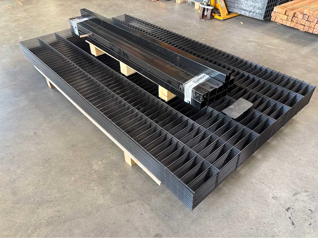 Europees fabrikaat dubbelstaafmat 6/5/6mm lot panelen met palen en bevestigingen - afbeelding 8 van  11