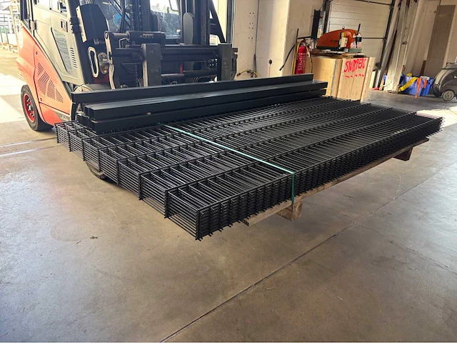 Europees fabrikaat dubbelstaafmat 6/5/6mm lot panelen met palen en bevestigingen - afbeelding 1 van  11