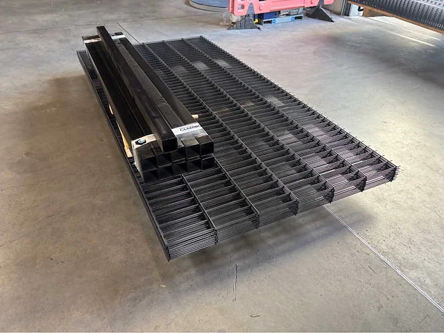 Europees fabrikaat dubbelstaafmat 6/5/6mm lot panelen met palen en bevestigingen - afbeelding 1 van  11