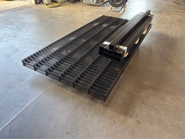 Europees fabrikaat dubbelstaafmat 6/5/6mm lot panelen met palen en bevestigingen - afbeelding 4 van  10