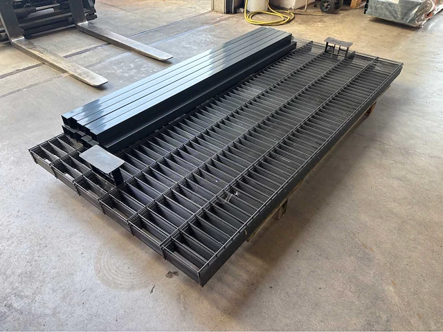 Europees fabrikaat dubbelstaafmat 6/5/6mm lot panelen met palen en bevestigingen - afbeelding 5 van  11