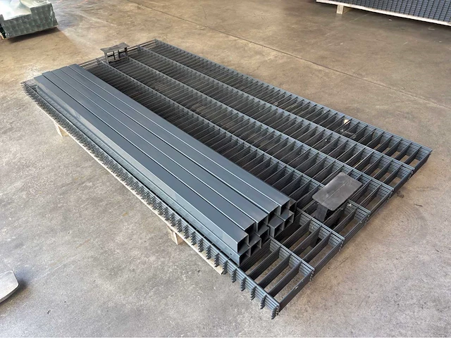 Europees fabrikaat dubbelstaafmat 6/5/6mm lot panelen met palen en bevestigingen - afbeelding 6 van  11