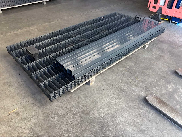 Europees fabrikaat dubbelstaafmat 6/5/6mm lot panelen met palen en bevestigingen - afbeelding 1 van  11