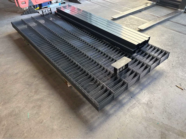 Europees fabrikaat dubbelstaafmat 6/5/6mm lot panelen met palen en bevestigingen - afbeelding 4 van  11