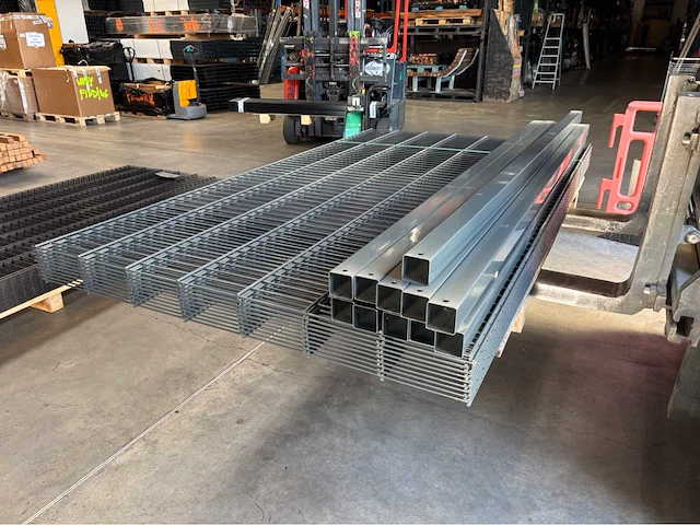 Europees fabrikaat dubbelstaafmat super 8/6/8 lot panelen met palen en bevestigingen - afbeelding 1 van  11