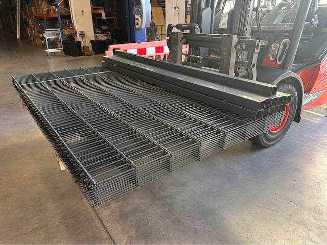 Europees fabrikaat dubbelstaafmat super 8/6/8 lot panelen met palen en bevestigingen - afbeelding 4 van  11