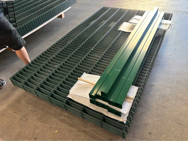 Europees fabrikaat dubbelstaafmat super 8/6/8 lot panelen met palen en bevestigingen - afbeelding 7 van  11
