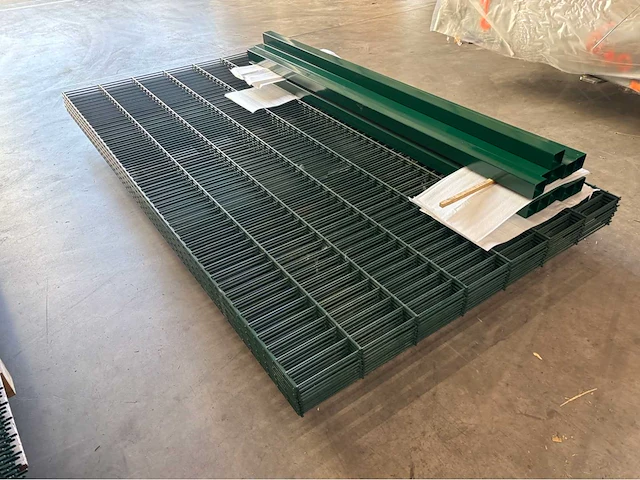 Europees fabrikaat dubbelstaafmat super 8/6/8 lot panelen met palen en bevestigingen - afbeelding 4 van  11