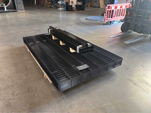 Europees fabrikaat dubbelstaafmat super 8/6/8 lot panelen met palen en bevestigingen - afbeelding 4 van  11