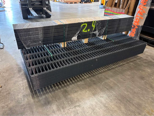 Europees fabrikaat dubbelstaafmat super 8/6/8mm lot panelen met palen en bevestigingen - afbeelding 1 van  9
