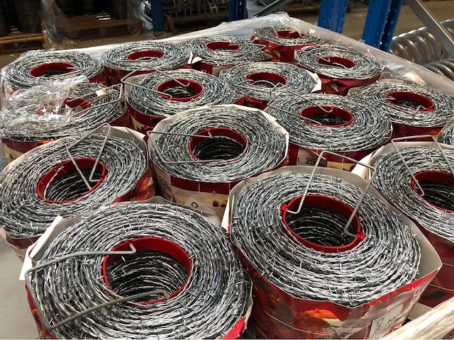 Europees fabrikaat partij prikkeldraad - afbeelding 1 van  3