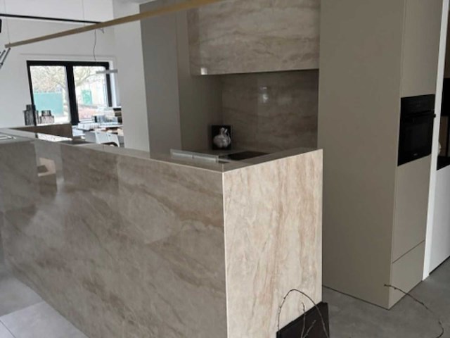 Exclusieve designkeuken met fenix-fronten, dekton werkblad en novy-apparatuur - afbeelding 1 van  3