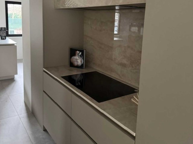 Exclusieve designkeuken met fenix-fronten, dekton werkblad en novy-apparatuur - afbeelding 2 van  3