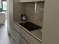 Exclusieve designkeuken met fenix-fronten, dekton werkblad en novy-apparatuur - afbeelding 2 van  3