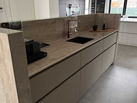 Exclusieve designkeuken met fenix-fronten, dekton werkblad en novy-apparatuur - afbeelding 3 van  3