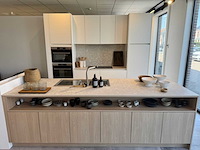 Exclusieve designkeuken met neolith keramisch werkblad, kookeiland en aeg-inbouwtoestellen - afbeelding 1 van  20