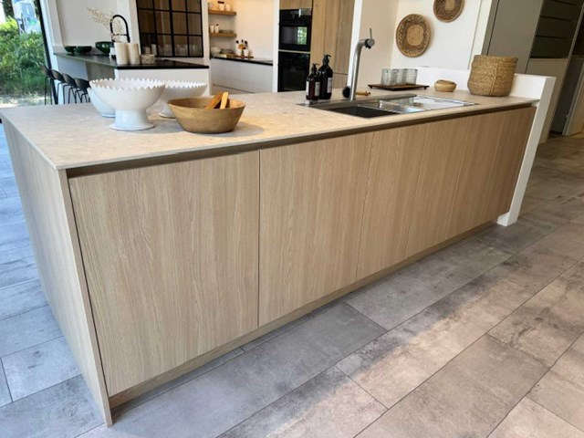 Exclusieve designkeuken met neolith keramisch werkblad, kookeiland en aeg-inbouwtoestellen - afbeelding 2 van  20