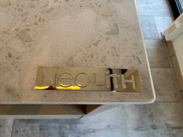 Exclusieve designkeuken met neolith keramisch werkblad, kookeiland en aeg-inbouwtoestellen - afbeelding 6 van  20
