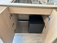Exclusieve designkeuken met neolith keramisch werkblad, kookeiland en aeg-inbouwtoestellen - afbeelding 2 van  20