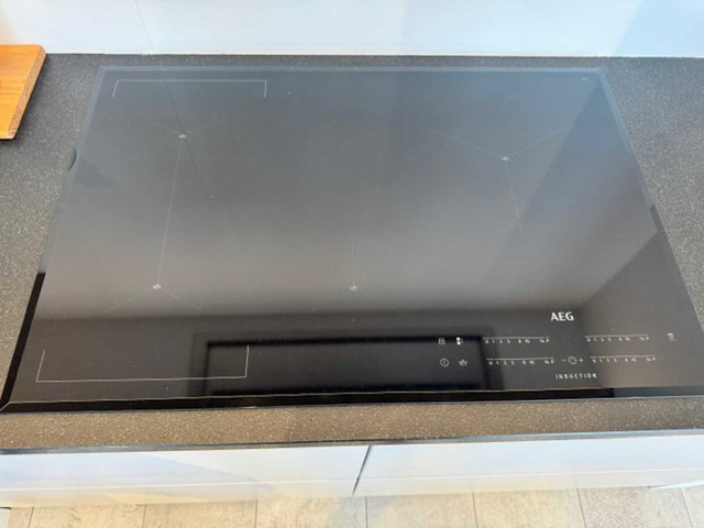 Exclusieve designkeuken met neolith keramisch werkblad, kookeiland en aeg-inbouwtoestellen - afbeelding 5 van  20