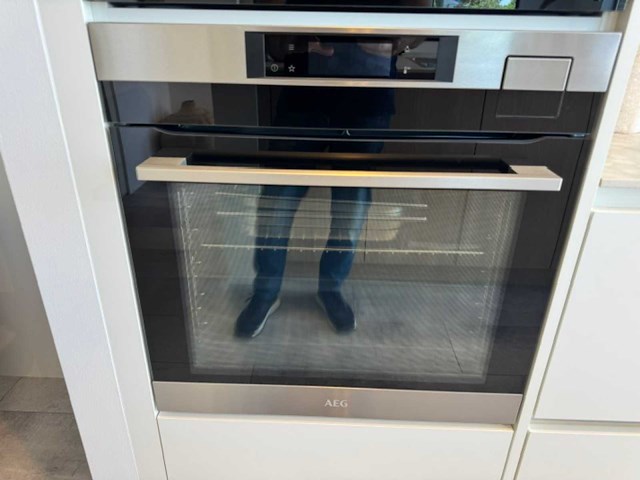 Exclusieve designkeuken met neolith keramisch werkblad, kookeiland en aeg-inbouwtoestellen - afbeelding 6 van  20