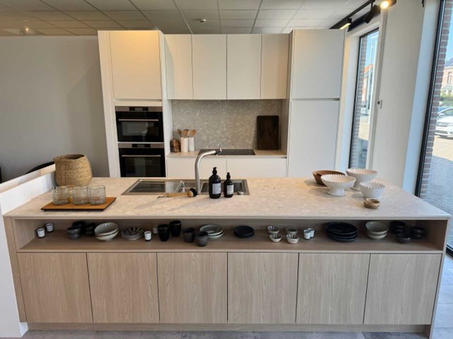 Exclusieve designkeuken met neolith keramisch werkblad, kookeiland en aeg-inbouwtoestellen - afbeelding 1 van  20