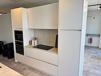 Exclusieve designkeuken met neolith keramisch werkblad, kookeiland en aeg-inbouwtoestellen - afbeelding 14 van  20