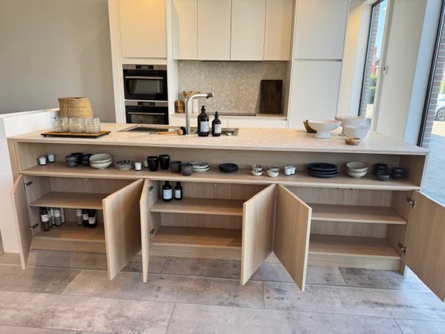 Exclusieve designkeuken met neolith keramisch werkblad, kookeiland en aeg-inbouwtoestellen - afbeelding 15 van  20