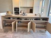 Exclusieve designkeuken met neolith keramisch werkblad, kookeiland en aeg-inbouwtoestellen - afbeelding 15 van  20