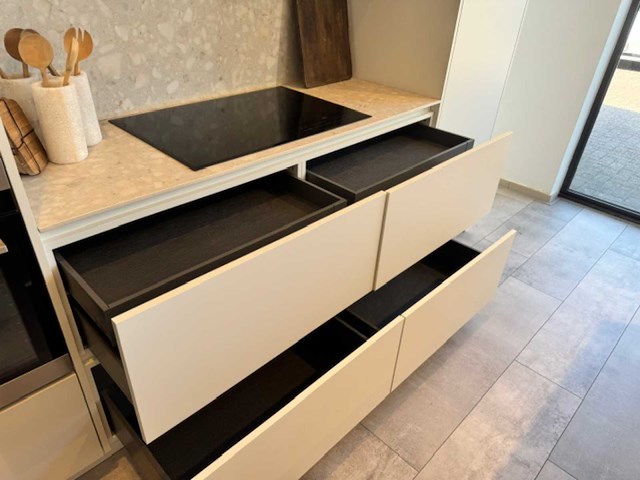 Exclusieve designkeuken met neolith keramisch werkblad, kookeiland en aeg-inbouwtoestellen - afbeelding 16 van  20