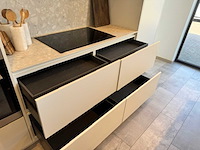 Exclusieve designkeuken met neolith keramisch werkblad, kookeiland en aeg-inbouwtoestellen - afbeelding 16 van  20