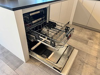 Exclusieve landelijk-moderne maatkeuken in u-opstelling met granieten werkblad en aeg-inbouwtoestellen - afbeelding 18 van  20