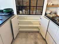 Exclusieve landelijk-moderne maatkeuken in u-opstelling met granieten werkblad en aeg-inbouwtoestellen - afbeelding 8 van  20