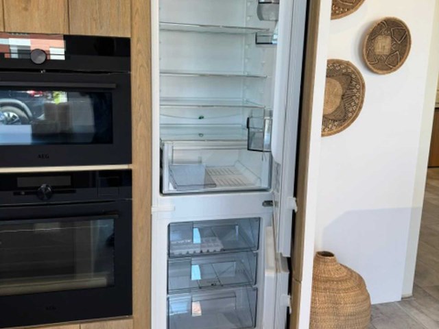 Exclusieve landelijk-moderne maatkeuken in u-opstelling met granieten werkblad en aeg-inbouwtoestellen - afbeelding 4 van  20