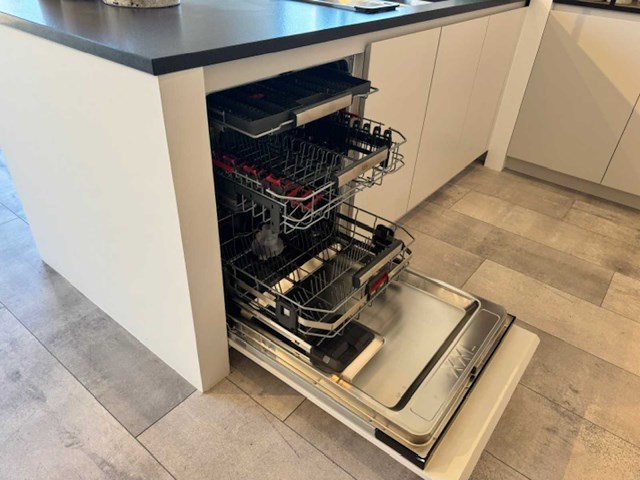Exclusieve landelijk-moderne maatkeuken in u-opstelling met granieten werkblad en aeg-inbouwtoestellen - afbeelding 9 van  20