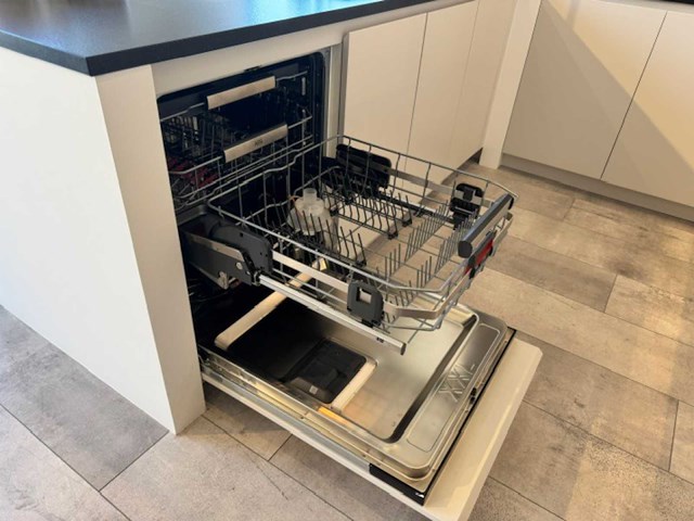 Exclusieve landelijk-moderne maatkeuken in u-opstelling met granieten werkblad en aeg-inbouwtoestellen - afbeelding 10 van  20