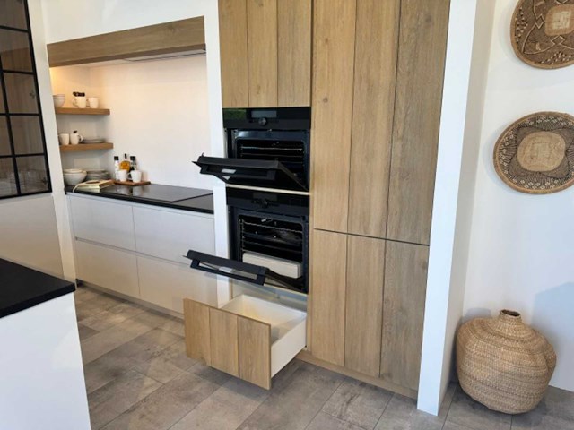 Exclusieve landelijk-moderne maatkeuken in u-opstelling met granieten werkblad en aeg-inbouwtoestellen - afbeelding 15 van  20