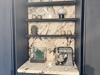 Exclusieve showroomkeuken met luxe keramisch monobloc-eiland, hoogwaardige neff-toestellen en novy dampkap - afbeelding 11 van  23