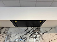 Exclusieve showroomkeuken met luxe keramisch monobloc-eiland, hoogwaardige neff-toestellen en novy dampkap - afbeelding 12 van  23